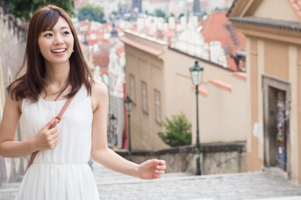 お出かけをする女性