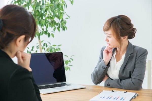 相談に乗る女性スタッフ