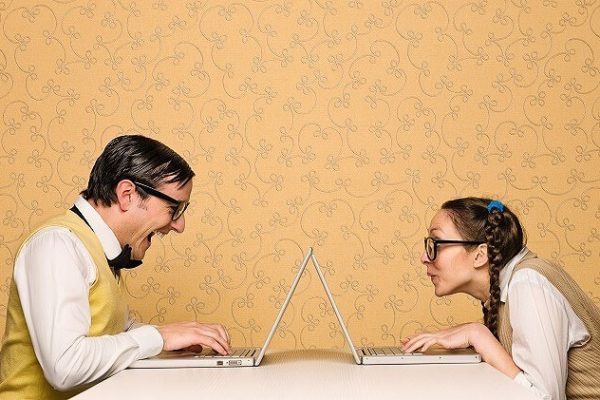 パソコンで会話する男女