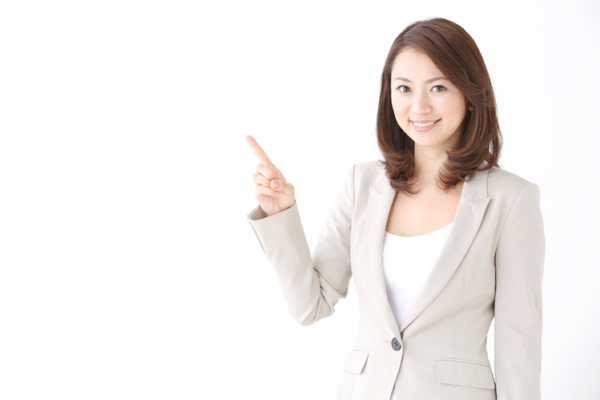 チェック項目を紹介する女性