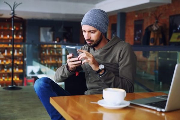 メッセージのやり取りをする男性