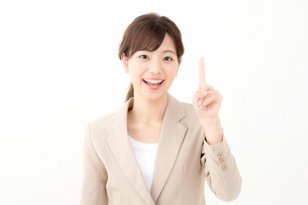 ポイントを紹介する女性