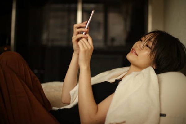 お風呂上りにスマホを見る女性