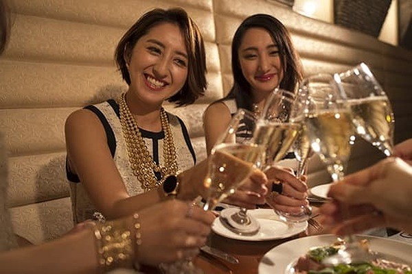 パーティーを楽しむ女性