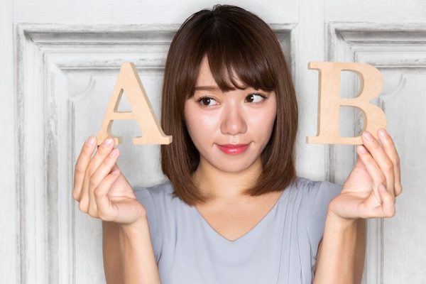 AとBを比べる女性