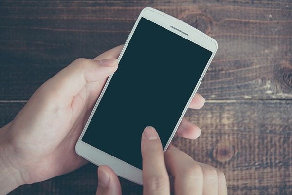 スマホを操作する手元