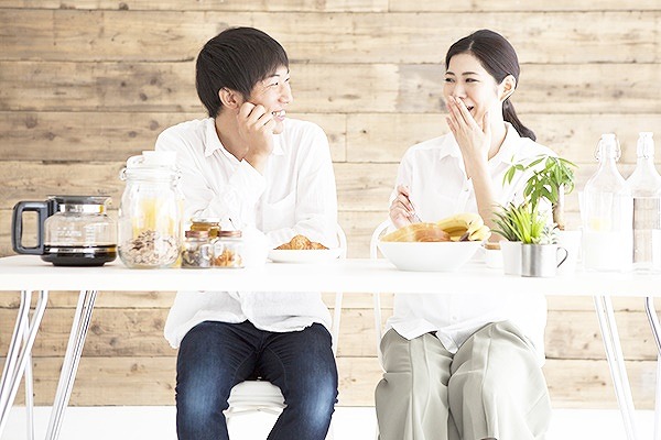 食事を楽しむカップル