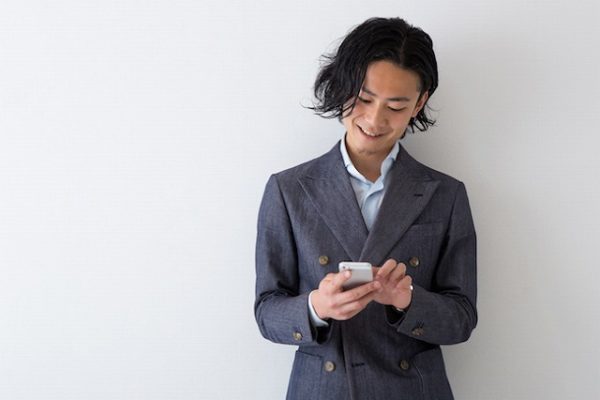 スマホ操作するイケメン