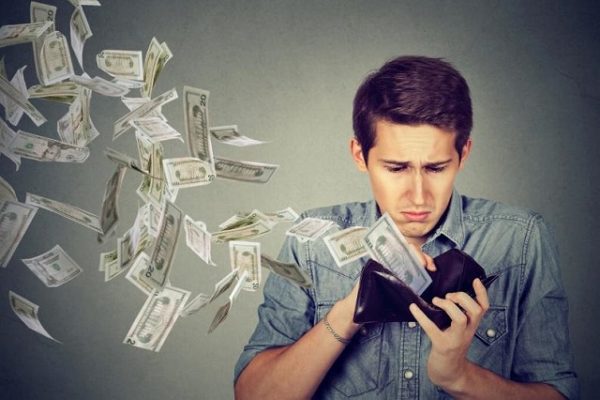 財布からお金が飛んでいく