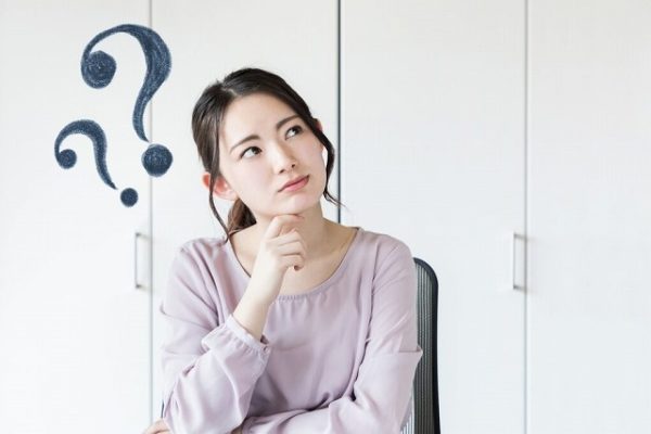 疑問を浮かべる女性