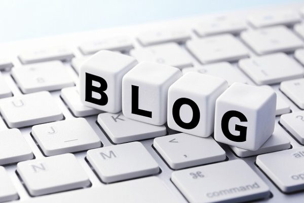キーボードの上に並ぶBLOG