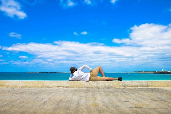 海辺で寝そべって幸せな自由を満喫