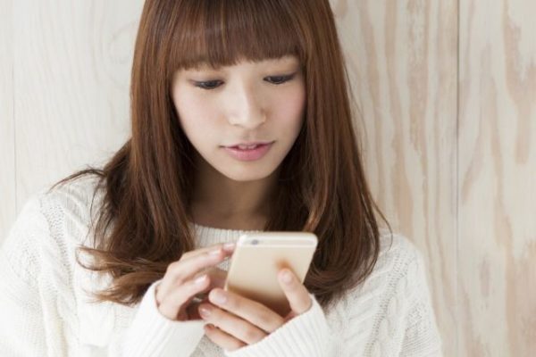 スマホを操作する女性