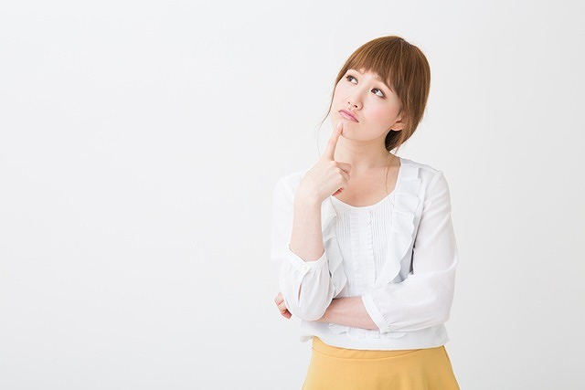 考え事をする女性