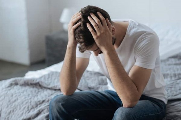 頭を抱える男性