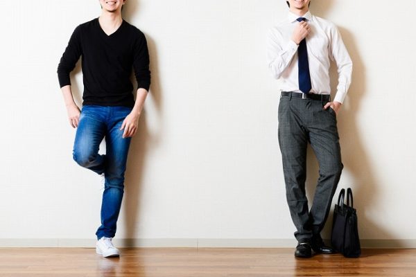 男性のスーツとカジュアルの服装