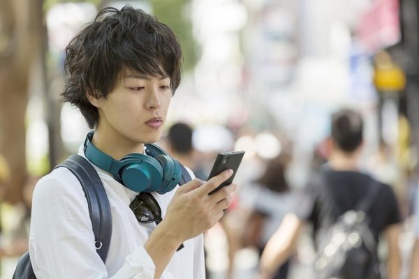 スマホ検索する男性