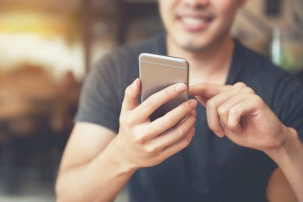 スマホを操作する男性