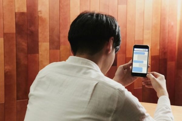スマホを見て落ち込む