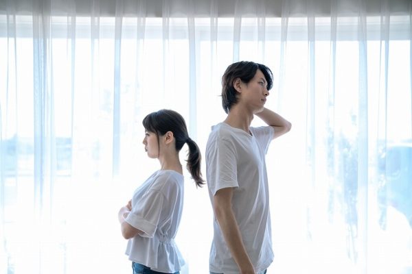 背を向け合って喧嘩中の夫婦