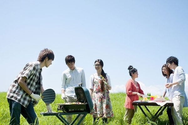 バーベキューを楽しむ男女