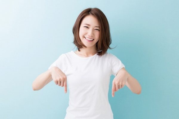 おすすめする女性