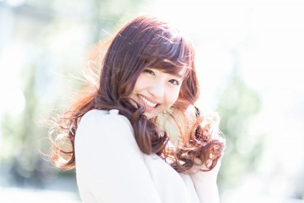 輝いた笑顔の美人女性