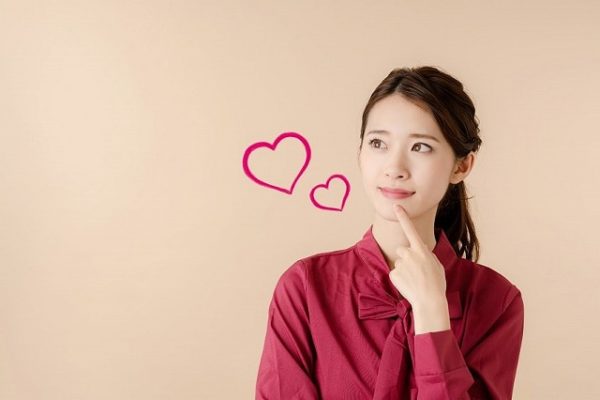 恋愛について考える女性