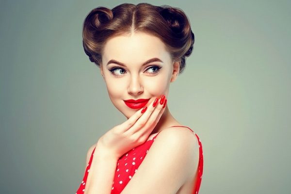 口元に手を寄せている外人女性