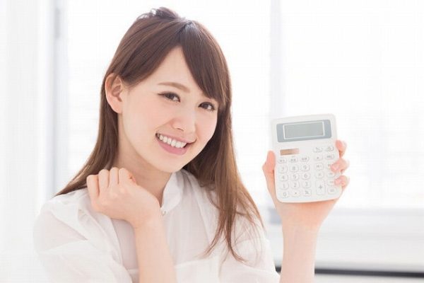 料金を示す女性