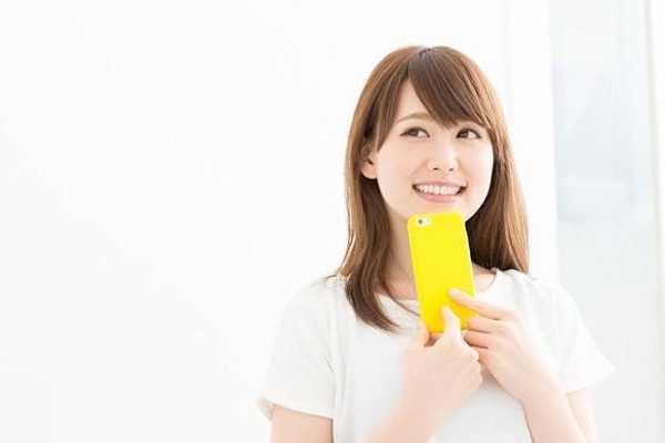 妄想しながらにこにこする女性
