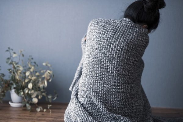 落ち込む女性の後ろ姿
